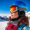 Femme avec fixation masque ski