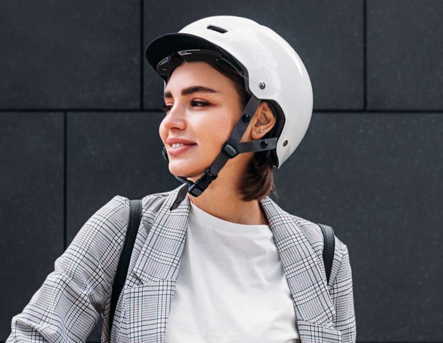 Femme en trottinette avec caméra casque Cambox